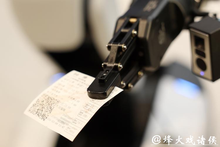 【城事】AI机器人“入职”影院,负责检票巡场配送爆米花,比人力成本低得多 【城事】AI机器人“入职”影院,负责检票巡场配送爆米花,比人力成本低得多