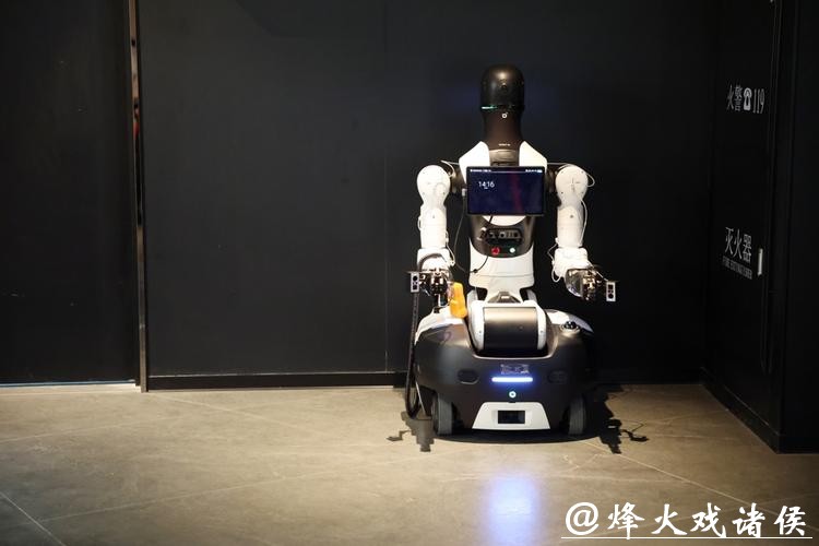 【城事】AI机器人“入职”影院,负责检票巡场配送爆米花,比人力成本低得多 【城事】AI机器人“入职”影院,负责检票巡场配送爆米花,比人力成本低得多