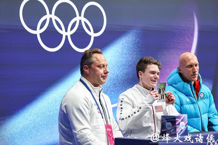 米兰冬奥｜带着父母遗愿和全家福出场，瑙莫夫走出空难阴霾，圆梦花滑男单赛场