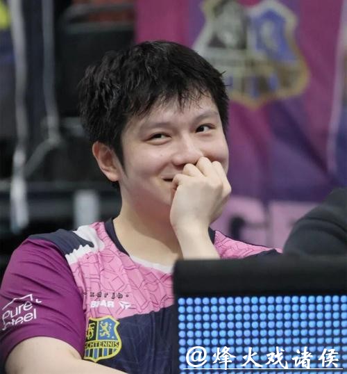 樊振东2-3输国乒19岁小将，两连败后他却笑了！得知原因他并没输
