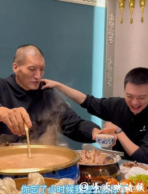 杨鸣刚落地呼和浩特,还没坐热凳子就被巴特尔拉去饭局,一杯酒摆上“巴会长”三个字还未落地,巴特尔啪地放筷子叫哥,场面瞬间爆笑 杨鸣刚落地呼和浩特,还没坐热凳子就被巴特尔拉去饭局,一杯酒摆上“巴会长”三个字还未落地,巴特尔啪地放筷子叫哥,场面瞬间爆笑