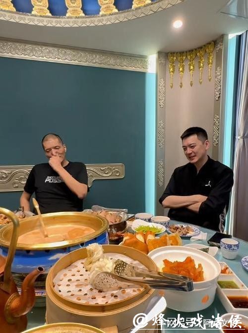 杨鸣刚落地呼和浩特,还没坐热凳子就被巴特尔拉去饭局,一杯酒摆上“巴会长”三个字还未落地,巴特尔啪地放筷子叫哥,场面瞬间爆笑 杨鸣刚落地呼和浩特,还没坐热凳子就被巴特尔拉去饭局,一杯酒摆上“巴会长”三个字还未落地,巴特尔啪地放筷子叫哥,场面瞬间爆笑
